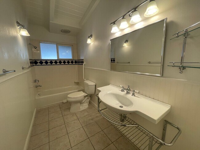 Building Photo - BEAUTIFUL HOME IN CENTER OF LAS VEGAS!