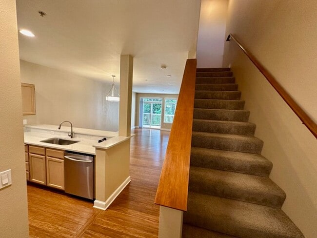 Building Photo - Beautifully Updated 2 Bedroom Condo
