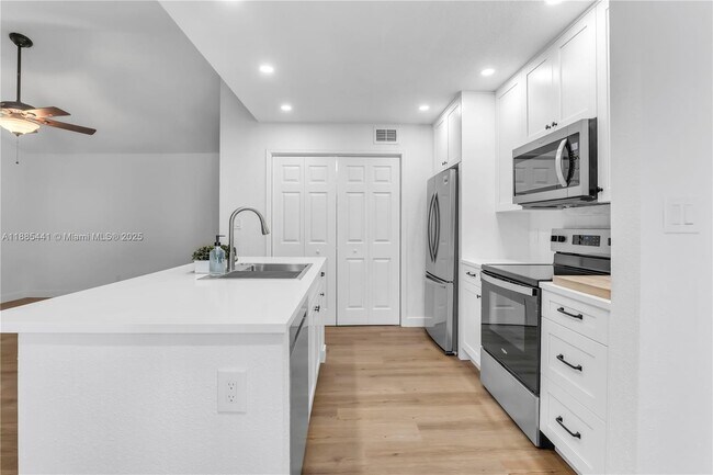 Building Photo - 777 Riverside Dr