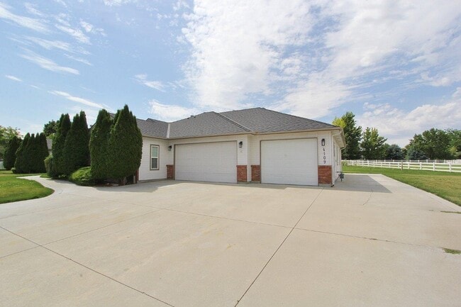 Building Photo - 4109 E Man O War Dr