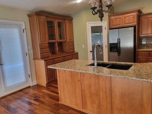 Building Photo - 3 bed 2 bathHome for Rent in Grants Pass