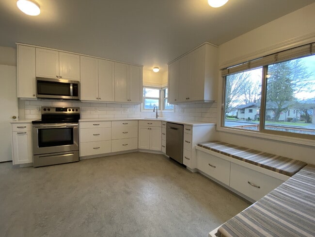 Building Photo - Charming 3-Bed, 2-Bath Gem with Fully Fenced Yard in Lynden