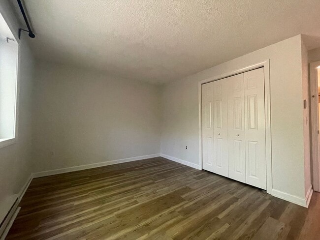 Building Photo - Recently updated 2 bedroom condo in charming Amesbury, MA