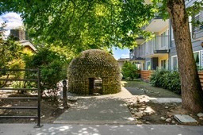 Building Photo - 2 Bedroom/1 Bath Luxury Beacon Hill Condo, Perfect Location!!