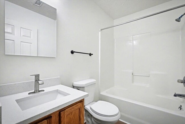 Building Photo - 1217 Clock St