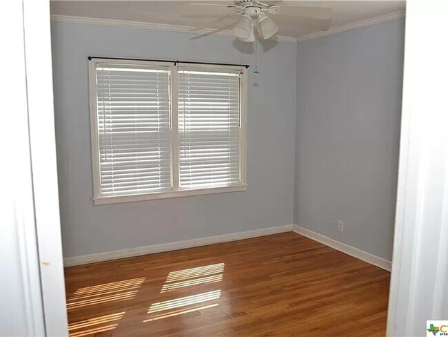 Building Photo - 3 Bed, 1 Bath with Hardwood Floors and Large Fenced Backyard
