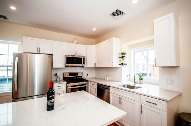 Building Photo - 80 Marion St