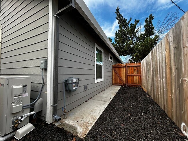 Building Photo - Coming Soon! 2 Bed/1 Bath Home