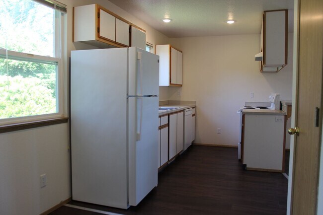 Building Photo - 3 bedroom, 2 1/2 bath home in quiet Scappoose neighborhood near parks