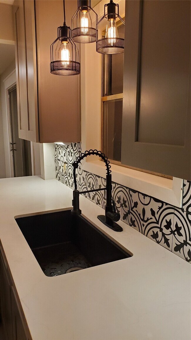 Primary Photo - 7151 Neff St