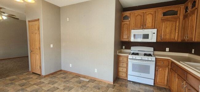 Building Photo - Spacious Town home for rent!
