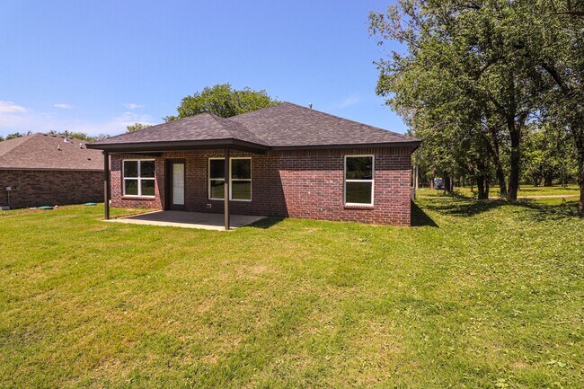 Building Photo - Beautiful new construction with nice amenities with a country feel.