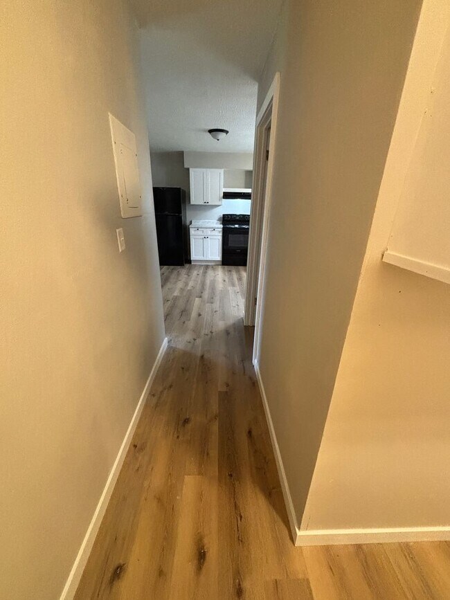 Building Photo - Newly Renovated 2 Bed 1 Bath Apt Move In Special!!