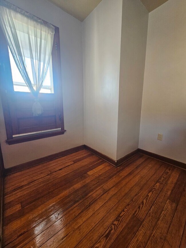 Building Photo - 1-603 1/2 N Superior Ave