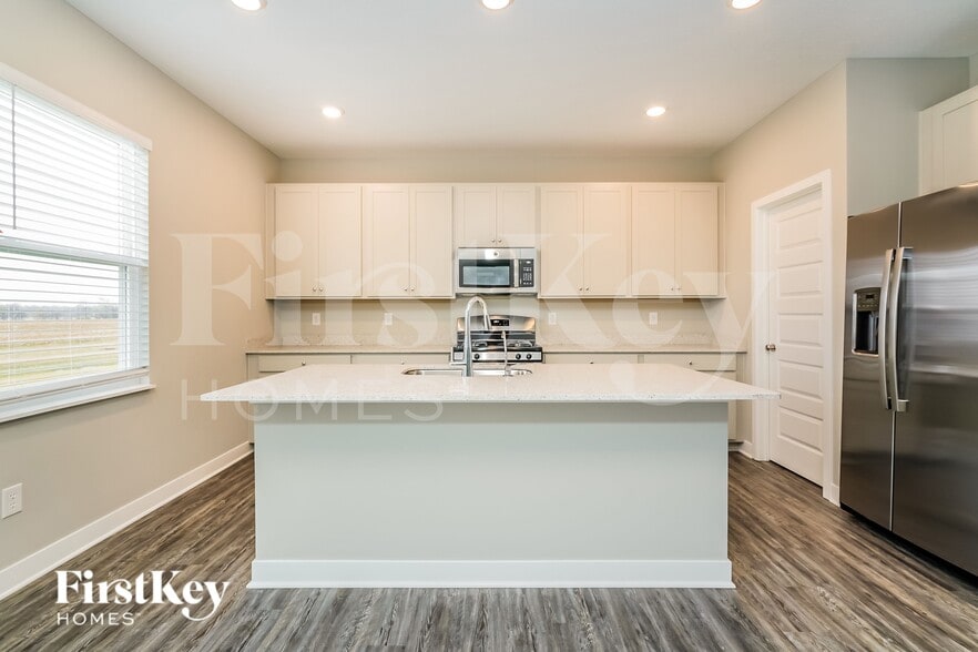 Building Photo - 2332 S Carlota Dr