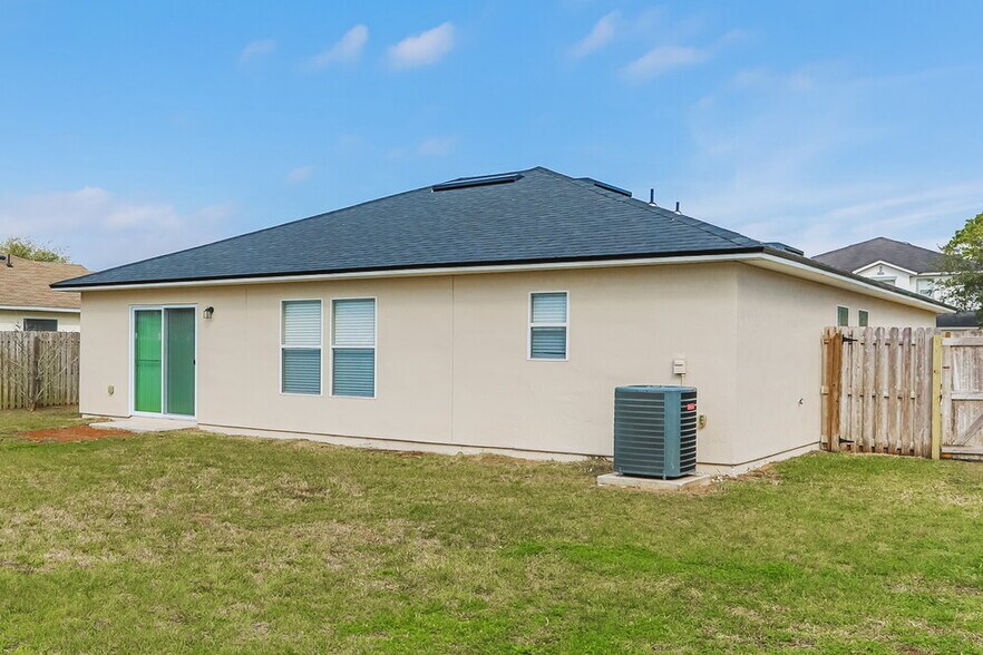 Building Photo - 7422 Hawks Cliff Dr