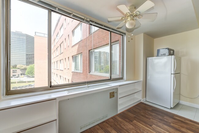 Building Photo - Spacious & Bright Junior One Bedroom at Ri...