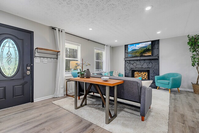 Building Photo - 2062 Woodbine Cir