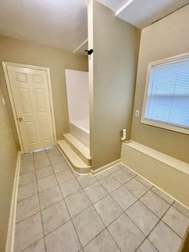 Building Photo - Adorable 2 Bedroom 1 Bath Apartment.Located in the Cotswold Area