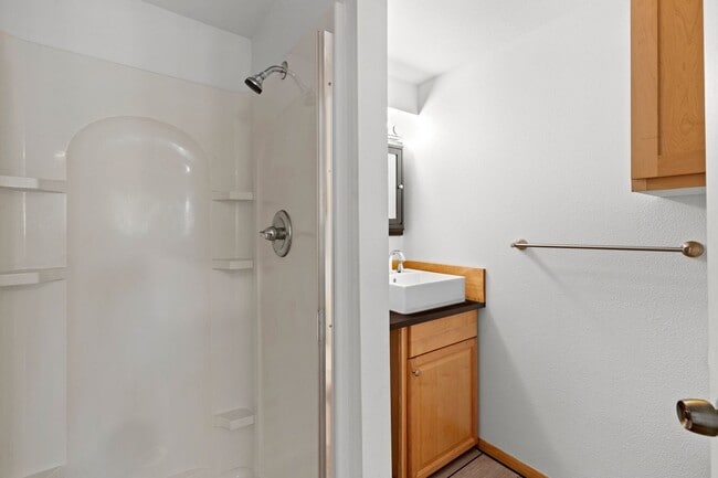 Building Photo - 1 Bath Furnished Studio in Woodlawn!