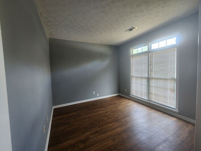 Building Photo - 3 Bedroom 2 Bathrooms 2 Car Garage - North...