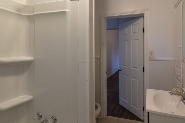 Building Photo - G TEAM - FOR LEASE - Quaint, Private Farmhouse