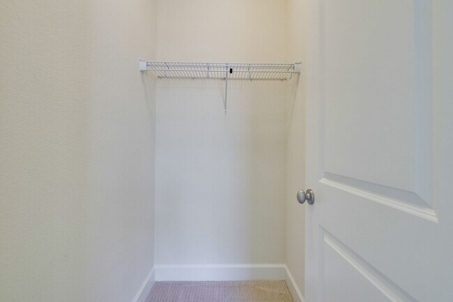 Building Photo - Excellent 4 Bed 2.5 Bath Town Home!