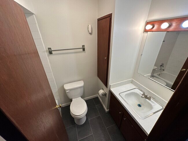 Building Photo - Brinwood Property APT A