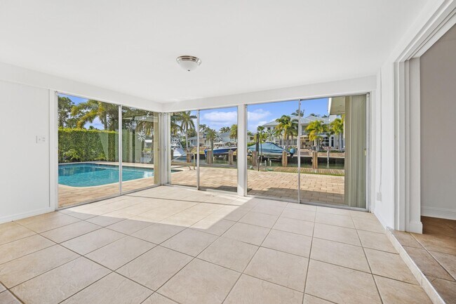 Building Photo - 2433 NE 24th St