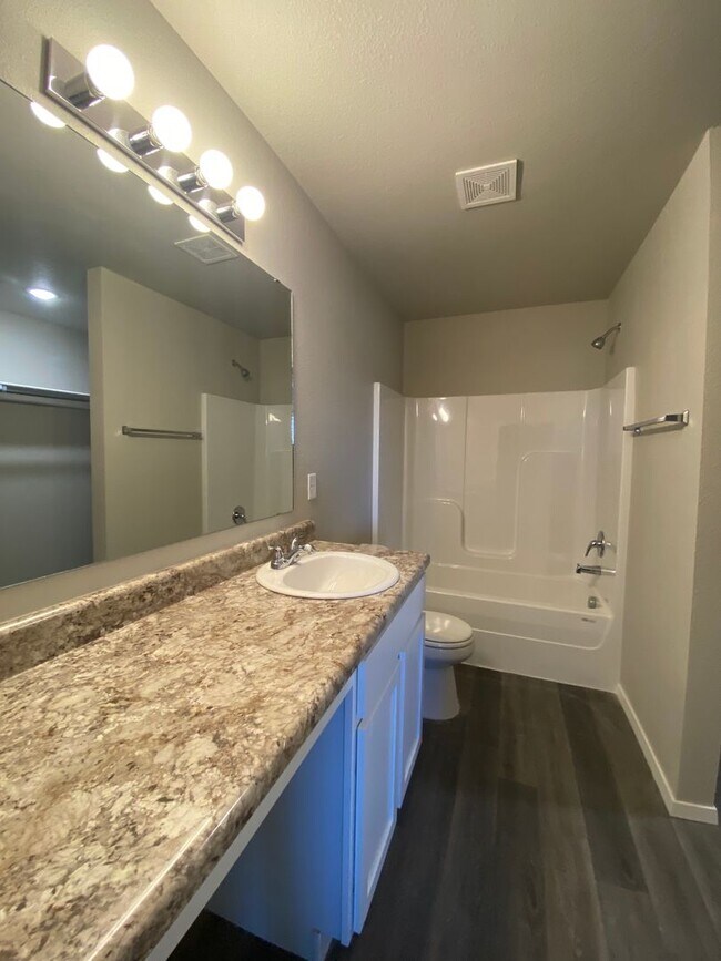 Building Photo - 503 W Loren Dr