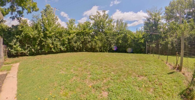 Building Photo - 3D Tour Available - Recently Remodeled + Fenced-in Yard + Washer & Dryer! Available September 3rd!