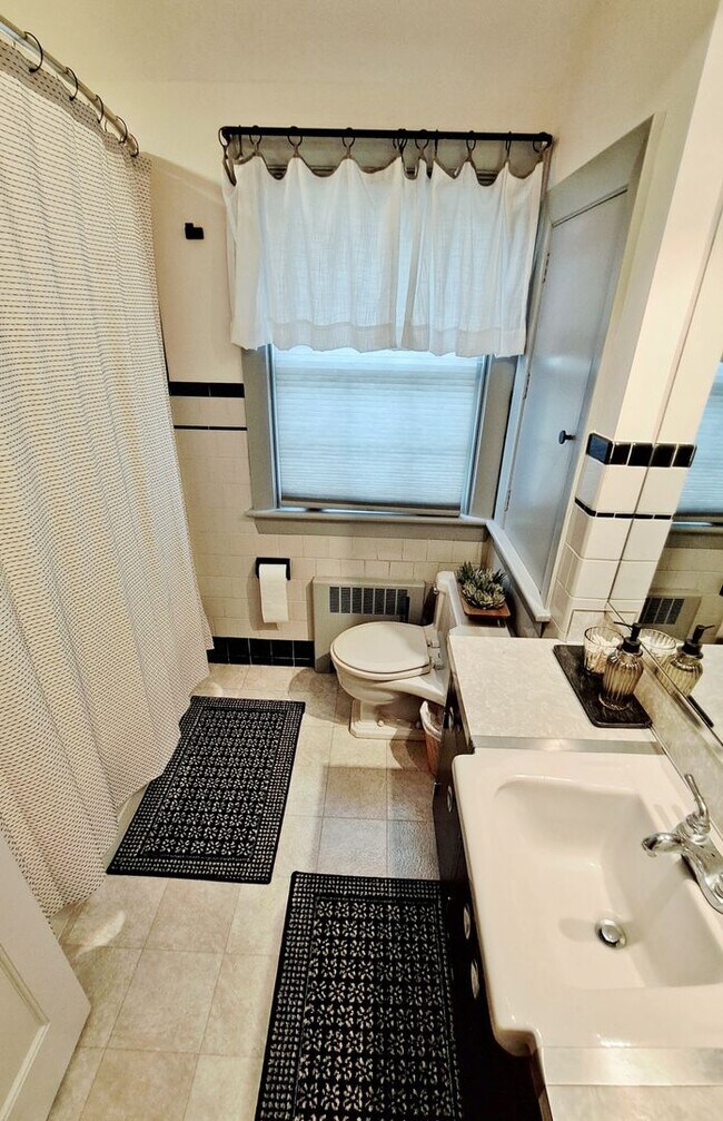 Building Photo - Fully Furnished 4 Bed / 1-1/2 Bath Single Family Home w/2 Car Garage