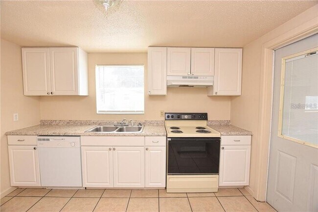 Building Photo - 1311 Standish Dr