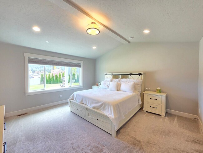 Building Photo - $4,800 - 5 Bed / 3 Bath Custom Built Home w/ Private Sport Court & Golf Green