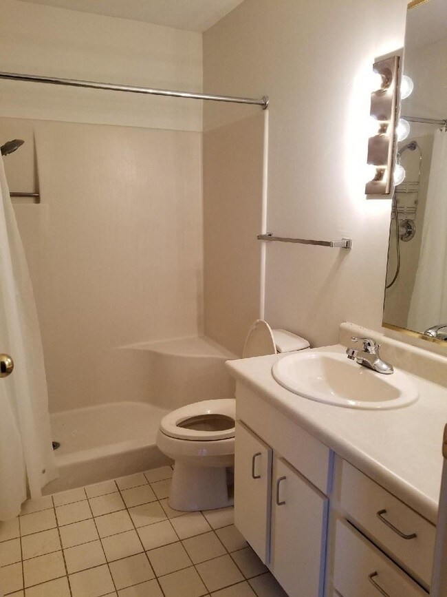 Building Photo - 3 br, 2 bath House - 13 Cresthill Dr. #30