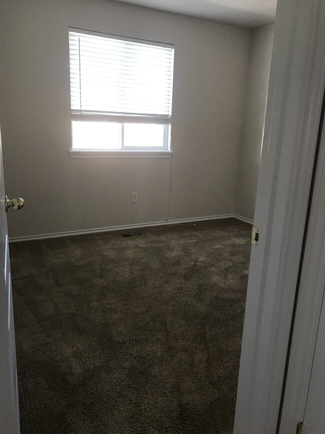 Building Photo - Cute Nampa home in one of  the most desira...