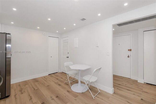 Building Photo - 2500 Parkview Dr