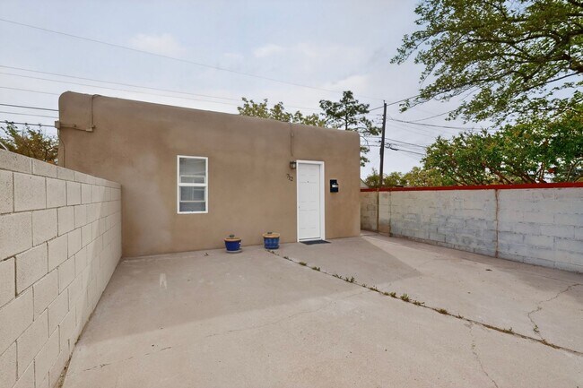 Building Photo - 714-714 Madison St NE