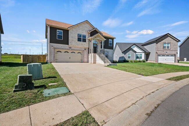 Building Photo - Beautiful Like-New Split Foyer Home Off Ex...