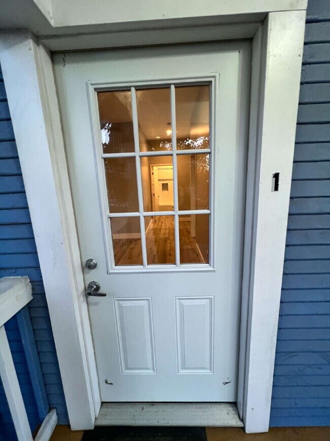 Building Photo - Fully renovated 2bed/1bath with private, gated porch, in-unit washer/dryer!