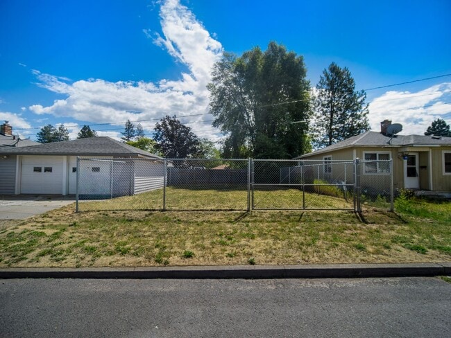 Building Photo - Charming Northwest Spokane Home | Minutes from Audubon Park & Downriver Golf Course