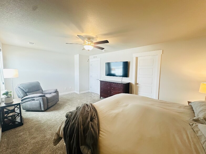 Building Photo - 286 E Chestnut St