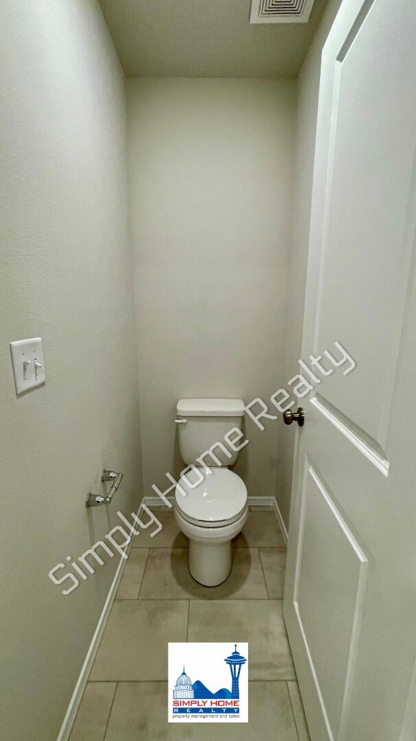 Building Photo - Step Inside to a Townhome Made for Easy Living!