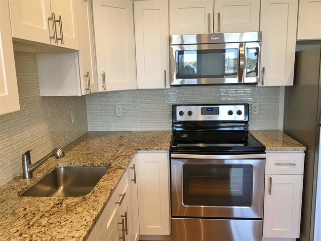 Building Photo - 875 Elm St