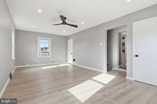 Building Photo - 219 3rd St