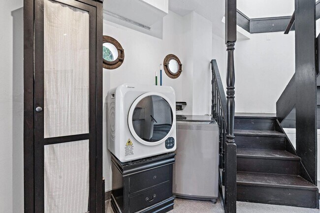 Building Photo - 301 Central Dr