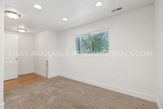 Building Photo - 345 W Park View Ln