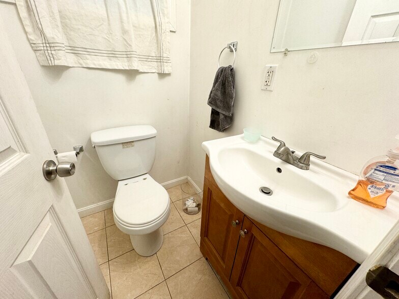 Building Photo - 93A Hillside St