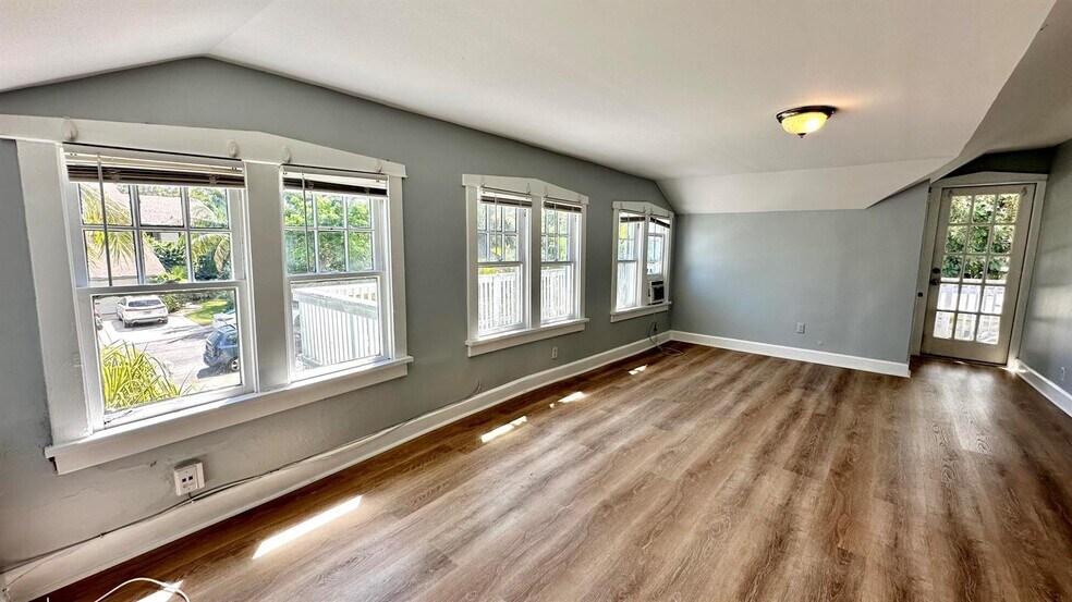 Building Photo - 313 S Lakeside Dr