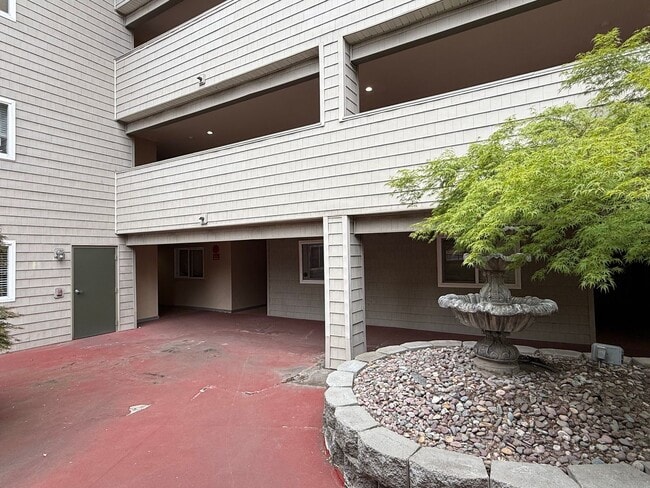 Building Photo - Beautiful 2 Bed 2 Bath Condo Near Sacred H...